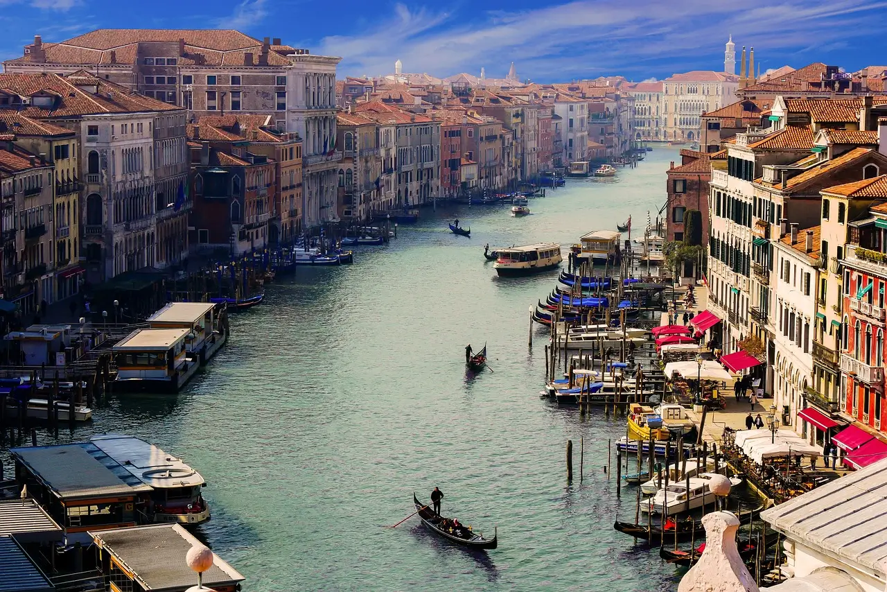 ITÁLIA | Explorando os Canais de Veneza: Uma Experiência de Luxo Flutuante